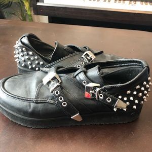 Black spiked creepers